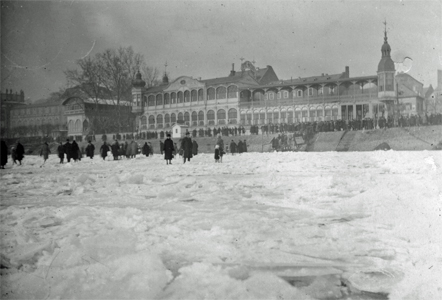 Das Hotel "Nassau" und der zugefrorene Rhein (ca. Anfang des 20. Jahrhunderts)