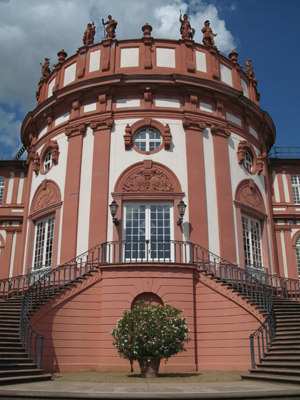 Die Rotunde mit der Freitreppe des Biebricher Schlosses (August 2007)