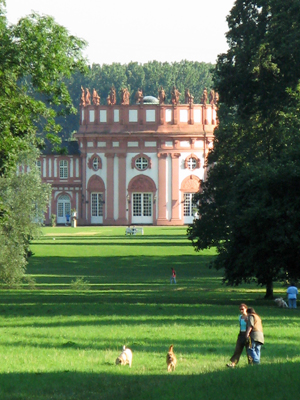 Blick über den Biebricher Schlosspark auf die Rotunde des Biebricher Schlosses (Juli 2007)