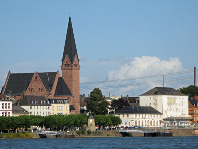 Blick auf das Biebricher Rheinufer mit der Oranier-Gedächtnis-Kirche und dem ehemaligen Zollamt (September 2007)
