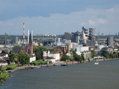 Blick auf das Biebricher Rheinufer und den Industriepark Kalle-Albert (August 2007)
