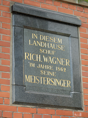 Gedenktafel an der Gartenmauer der Villa Wagner (November 2007)