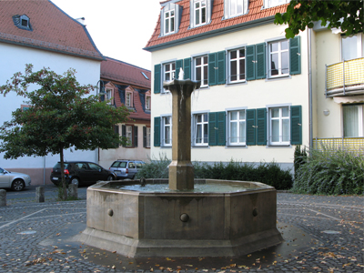 Der Brunnen auf dem Platz "Am Jägerhof" (September 2007)