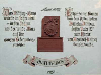 Inschrift an der Fassade des Dilthey-Hauses (August 2007)