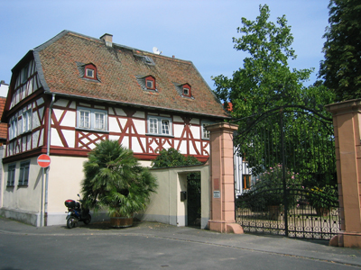 Der ehemalige Gasthof "Zum Karpfen" und das Eingangstor des Karpfenhofs (September 2006)