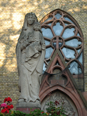 Die Statue auf dem Marienplatz vor der Kirche Sankt Marien (Oktober 2007)