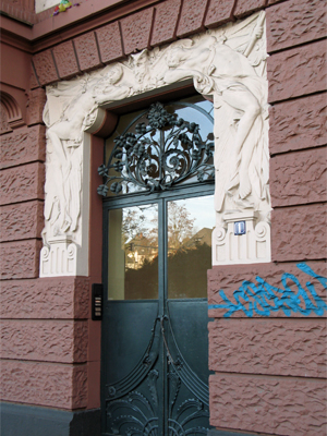 Tür des Gebäudes Straße der Republik 34 (Januar 2008)