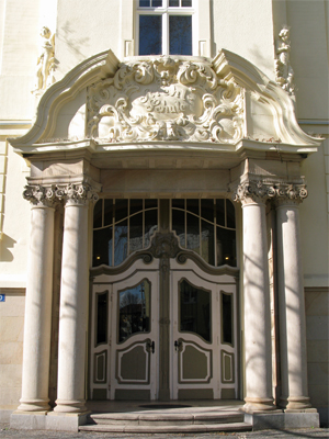 Das Portal des Haupteingangs der Wilhelm-Heinrich-von-Riehl-Schule (März 2010)