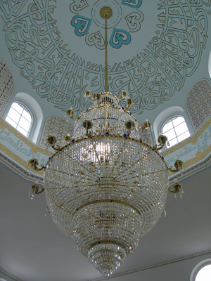 Der Kronleuchter in der Kuppel der Moschee Omar Ibn El Khattab (Juni 2011)