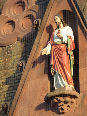 Die Statue über dem Hauptportal der Herz-Jesu-Kirche (Februar 2008)