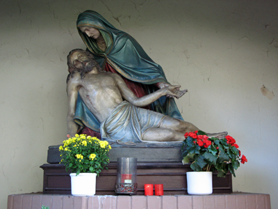Die Pietà vor der Herz-Jesu-Kirche (August 2007)